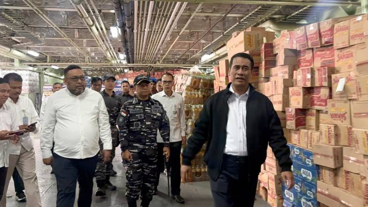 Mentan Amran Kirimkan  Bantuan Bencana Sumatra dengan KRI Banda Aceh