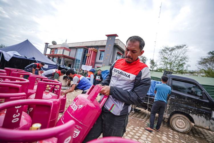 Pertamina Patra Niaga Salurkan Total 983 Tabung LPG untuk Dukung Dapur Umum Korban Banjir di Sumatera