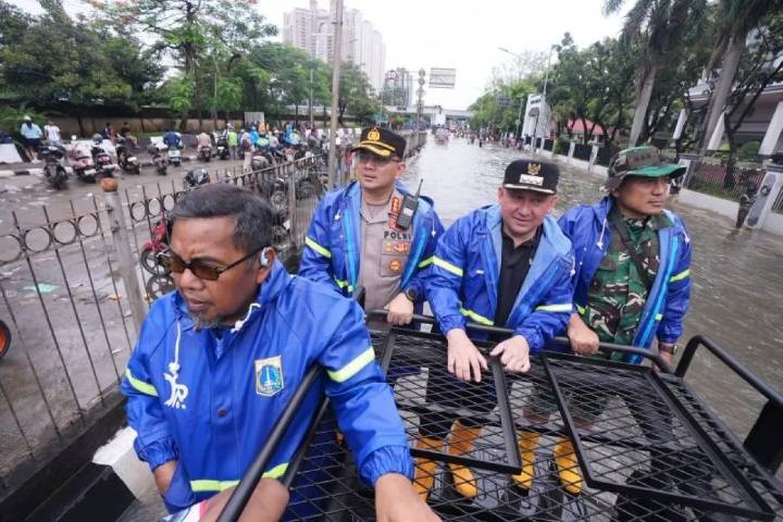 Jakarta Dikepung Banjir, Ratusan Warga Kelapa Gading Mengungsi Akibat Banjir