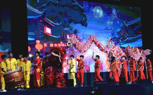 Sampoerna Academy Berbagi Kasih kepada Anak Penderita Kanker Melalui Donasi dan Pertunjukan Teater Mulan