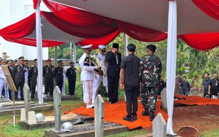 Menhan  Sjafrie Sjamsoeddin Pimpin Upacara Pemakaman Juwono Sudarsono