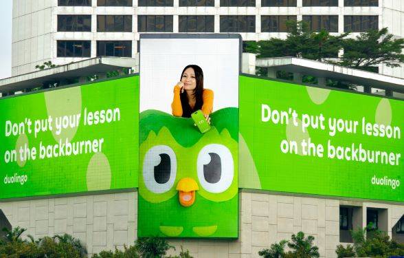 Gandeng Penyanyi Pop Global NIKI untuk Menginspirasi Anak Muda Indonesia Belajar Bahasa