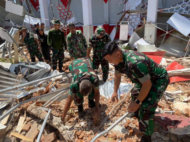 Reaksi Cepat Prajurit TNI Tangani Dampak Gempa M 7,6 di Sulawesi Utara