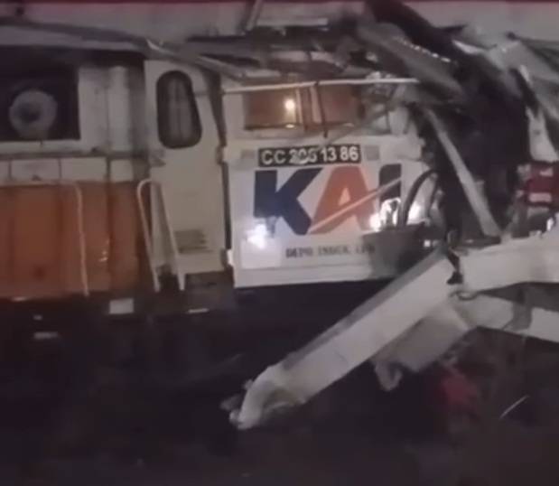 BreakingNews: KRL Tabrakan dengan Kereta Jarak Jauh di Bekasi Timur