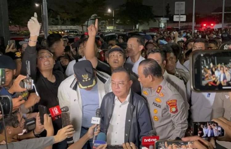 Wakil Ketua DPR RI Sufmi Dasco Tinjau ke Lokasi Kecelakaan KA di Bekasi Timur