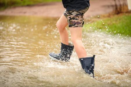 Dihantam Banjir, Wisatawan di Senggigi Lombok Check Out Berjamaah