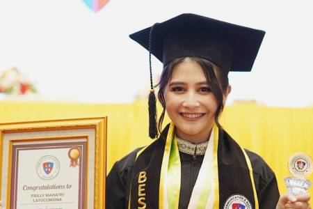 Prilly Latuconsina Buktikan Karir Bisa Seimbang dengan Pendidikan