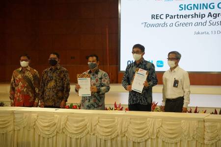 Uniqlo Indonesia Jadi Peritel Pakaian Pertama Gunakan Sertifikat Energi Terbarukan dari PLN