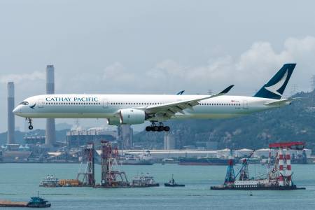 Langgar Aturan Covid, Dua Awak Cathay Pacific Dipecat