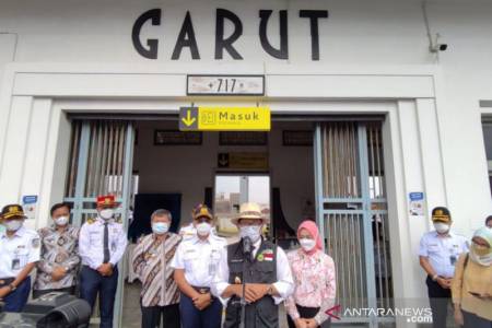 Segera Diresmikan, Ridwan Kamil Tinjau KA Cibatu-Garut