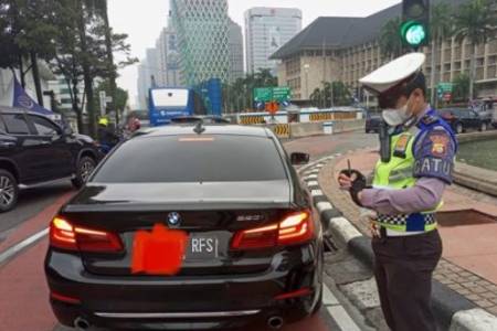 Tidak Ada Pelat ‘Dewa”, Sejumlah Mobil Pejabat Negara Ditilang Polisi 