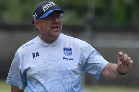 Evaluasi Skuat Persib, Robert Alberts Pelajari Rekam Jejak 3 Laga Terakhir