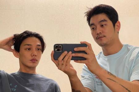 Diisukan Gay, Yoo Ah In Pamer Foto Mesra Bersama Pacar Prianya di Instagram