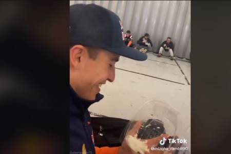 Viral Video Marc Marquez Makan Nasi Kotak dengan Lahap