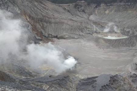 Gunung Tangkuban Parahu Semburkan Asap Putih