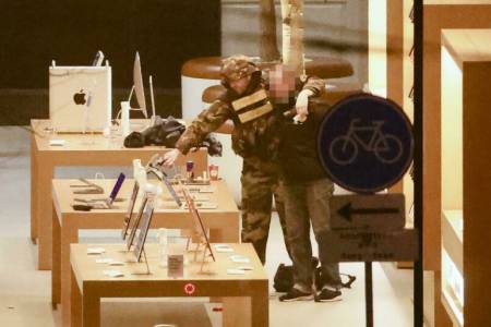 Sandera Pria Bersenjata di Toko Apple Amsterdam Dipuji