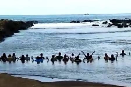 Ritual Warga di Pantai Watu Ulo Dibubarkan Polisi