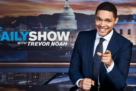 Komedian Trevor Noah Sorot Kemunafikan Barat dalam Liputan Ukraina