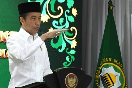 Presiden Jokowi, Gemari Peci Buatan Santri di Batang 