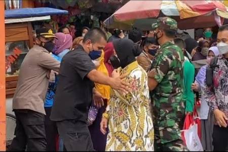 Tidak Senagaja, Paspampres 'Hadang' Mensos Risma yang Ingin Bertemu Presiden Jokowi