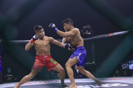 Novan Kaunang Pertahankan Sabuk Juara Atomweight Pada Duel 5 Ronde Kontra Ucu Rohendi