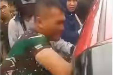 Video Viral, Aksi Anggota TNI Selamatkan Bayi yang Terkunci di dalam Mobil