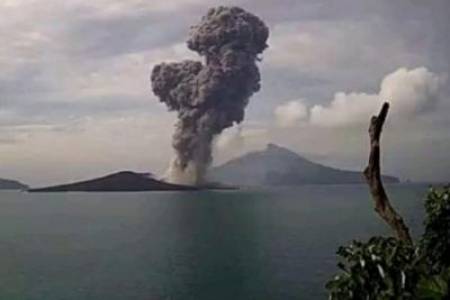 Gunung Anak Krakatau Erupsi