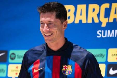 Robert Lewandowski Resmi Diperekenalkan Barcelona