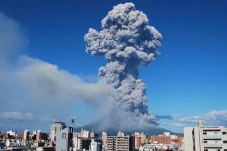 Gunung Sakurajima di Jepang Meletus