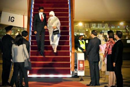 Presiden Jokowi dan Ibu Negara Tiba di Beijing 