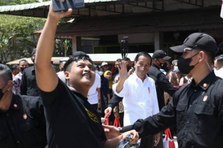 Presiden Jokowi Serahkan BLT di Pasar Sungai Duri Kalbar