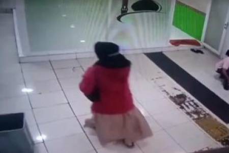 ABG Terekam CCTV Buang Bayi di Terminal Pulogebang