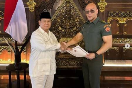 Menhan Prabowo Subianto Berikan Pangkat Letkol Tituler TNI AD kepada Deddy Corbuzier