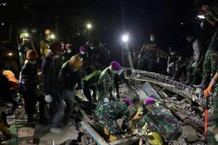 Bocah Tertimbun Beton, Satgas TNI AL Peduli Cianjur Berhasil Evakuasi