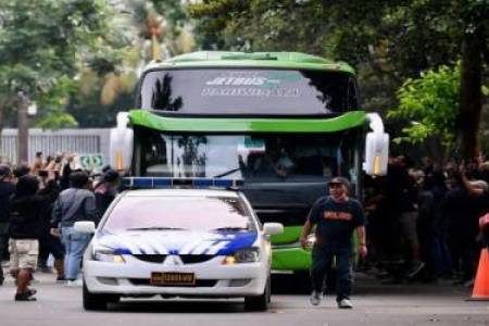 Bus Pemain Timnas Thailand Dilempari Batu Oknum Suporter di GBK