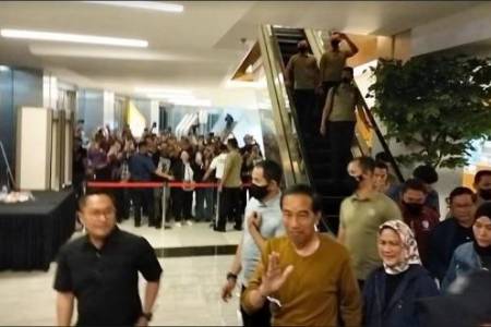 Presiden Jokowi Nonton Konser Deep Purple di Auditorium UMS Surakarta