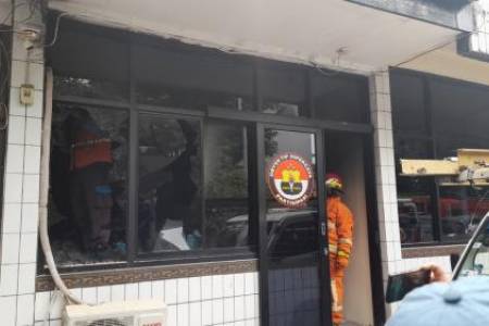 Ruang Humas Polsek Bekasi Kota Terbakar