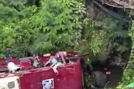 Bus Wisata Warga Tangsel Alami Terjun Kejurang di  Kawasan Guci