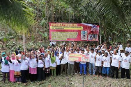 Di Pangandaran, Relawan Ganjar Pranowo Bakti Sosial Bersama Warga Penuhi Air Bersih