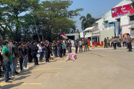 Aliansi Masyarakat Pondok Aren Bersatu Lakukan Aksi di Clinic Kecantikan Milik dr. Tompi, Ini Tuntutannya! 