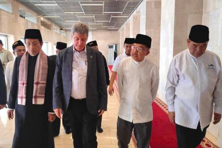 JK Bersama Ribuan Umat Islam di Istiqlal Lakukan Qunut Nadzilah untuk Palestine