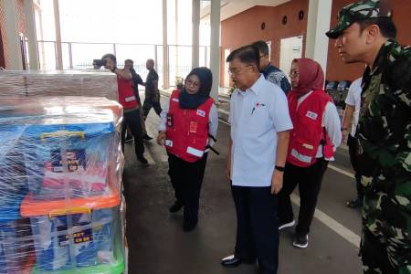 Jusuf Kalla Tinjau Bantuan PMI untuk Palestina di Halim Perdana Kusuma