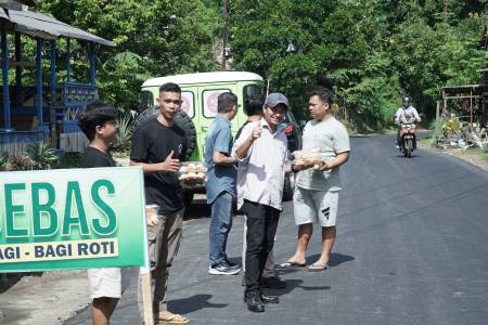 Jumat Berkah, Relawan Bebas Manggazali Bagi-bagi Roti di Anreapi