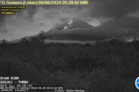 Gunung Semeru Erupsi Disertai Guguran Lava Pijar 