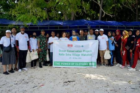 Uniqlo Berkontribusi dalam Konservasi Laut, Lakukan Aksi Bersih Pantai dan Edukasi Sampah untuk Masyarakat di Wakatobi