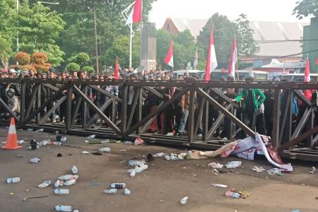 Demo RUU Pilkada: Mahasiswa Jebol Pintu Gerbang DPR RI! 