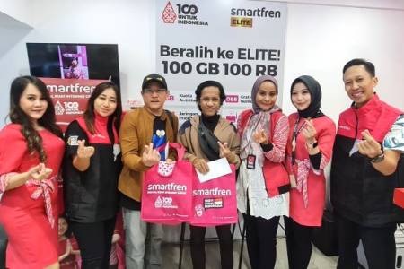 Smartfren Berikan Hadiah untuk Pelanggan Setia di Surabaya, Rayakan Hari Pelanggan Nasional