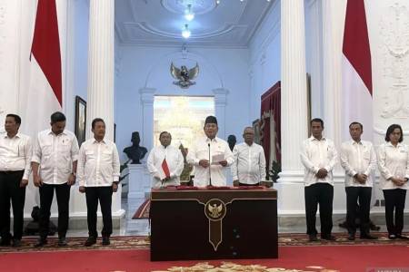 Di Istana, Presiden Prabowo Tandatangani Perpres Tentang 7 Kementerian Koordinator di Kabinet Merah Putih