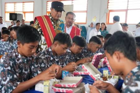 Pj Gubernur Sulbar Lakukan Uji Coba Makan Gratis di SMK 1 Mamasa