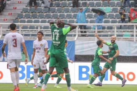 Liga 1 2024/2025:  Persebaya Gasak Persik 4-1 di Stadion GBT Surabaya